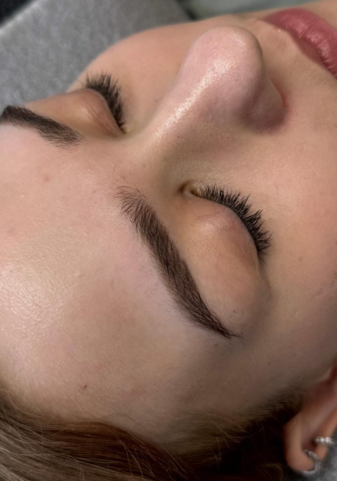 Kulmien kestopigmentointi yhdistelmätekniikka